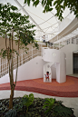 新加坡学前教育学校 Sparkletots，鳍状立面包围白色圆形空间,© Melvin H J Tan