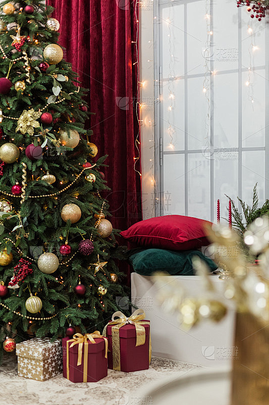 圣诞室内装饰紫红色金色窗帘