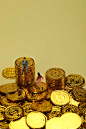 微距小人投资理财金融保险创意物品摄影图