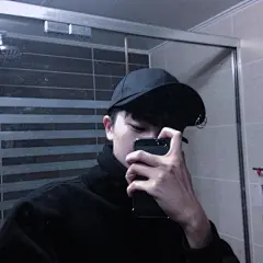 今晚的夜空很亮
映着城市的灯光
你已经睡着了吗