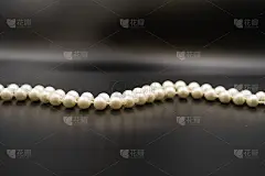 背景图像的白色珠子上的黑色和灰色的背景