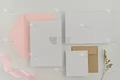 一个婚礼模拟概念。婚礼请柬，信封，卡片白色背景纸，带丝带和装饰。俯视图，平放，复制空间
