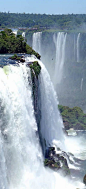 Cataratas Iguaçu, Paraná, Brasil, es una explosión de agua que te absorbe y traslada a la fuerza y belleza pura, te envuelve y desearías integrarte en ella, es tanta la energía que transmiten que te desborda: 