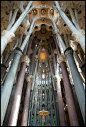  Sagrada Familia 圣家族大教堂，西班牙建筑大师安东尼奥•高迪的毕生代表作。教堂始建于1882年，目前仍在在修建中。圣家族大教堂整体设计以大自然诸如洞穴、山脉、花草动物为灵感。它的设计完全没有直线和平面，而是以螺旋、锥形、双曲线、抛物线各种变化组合成充满韵律动感的神圣建筑。