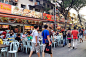 继续前往不远处的阿罗街，阿罗街是吉隆坡著名的美食街，已经有五十多年的历史了。这里美食种类丰富，摊位集中，一到夜晚人气旺盛,一柄锈剑