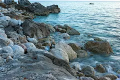 日落时的海石滩。石头海岸线。石滩海景出版，海报，日历，帖子，屏保，壁纸，明信片，明信片，横幅，封面，
