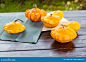 黄色和橙色矮生西葫芦、小南瓜在户外一张木桌上，秋天收获、感恩和农厂食物概念 库存图片 - 图片 包括有 农场, 庄稼: 126937205