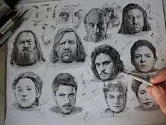 看完这些帅气的手稿后，我有种扔掉手绘板的冲动...... : 　　 　　有时候看着那些牛人在纸上随意的涂鸦都可以让人惊叹，我顿时会有种无力感。特别是下面这些有点变态的手绘手稿...... 　　 　　 　　 　　 　　 　　这画的是笔者的最爱《权利的游戏》中的人物啊~简直就是人