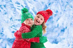 平安夜，孩子们在白雪覆盖的冬日森林里玩耍