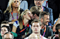 当地时间8月8日，女子沙滩排球决赛，贝克汉姆现场观战，而在他身后，英国著名自行车手、伦敦奥运会金牌得主劳拉和肯尼正忘情接吻。Getty　Images