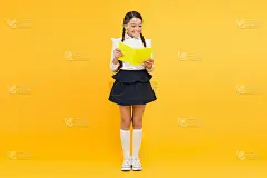 对知识。学习规则。欢迎回到学校。学校的课。研究文学。鼓舞人心的名言激励着孩子们继续学习。女生正式制服
