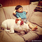 日本妈妈Aya Sakai拍摄了儿子和小狗一起睡觉玩耍的照片，
