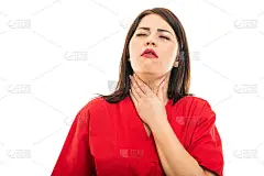 照片上的医生穿着手术服捂着喉咙痛得要命