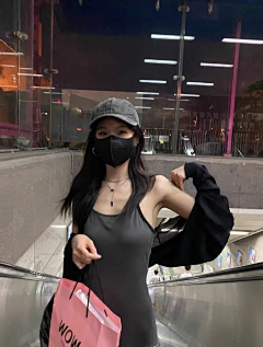 粉姜unco采集到模特-穿搭-服装细节-淘宝