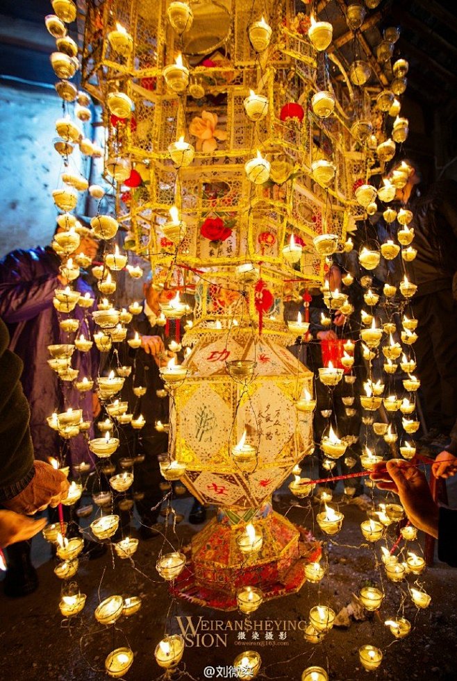 中国灯笼工艺确实复杂但尽管如此它不仅流传下来了,而且作为民俗在