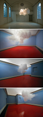 视觉装置，有时一件人们司空见惯的事物一旦换了位置换了场景，反而会成为让人啧啧称奇的奇观。如阿姆斯特丹艺术家Berndnaut Smilde藏在房间里的云。通过对烟雾、湿气以及灯光的混合运用，魔术般地制造了的云，尽管它的保存时间不算长，但出其不意停在天花板下的云依然能为房间增趣许多。—— 想起Nami~