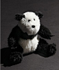 由里原宿猛人岩永光主理的品牌 Bounty-Hunter，充满着摇滚的大范儿，与 fragment design 合作的泰迪熊猫亦然。 售价:750元