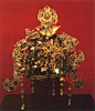 土司家族嵌宝金凤冠（正面），明，1954年贵州播州扬家土司墓地出土。现藏贵州省博物馆。