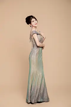 全身照站立银色晚礼服名媛女性人物摄影图
