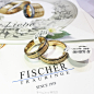 掌柜今天看到了百年婚戒品牌Fischer的新款对戒，瞬间被惊艳到了！Fischer专注设计和制作对戒，所有的戒指都在德国制作，百年来不断提升工艺、和尝试新的材料。而且，好的戒指在戴上的那一刻体会最深刻！如果你们想选一对特别的戒指，建议来HeyJewel看看Fischer哟～ O网页链接