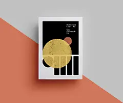 这组海报设计是来自西班牙设计师Quim Marin的作品，海报中强烈视觉元素和形式感瞬间抓住人的眼球。分享这组作品，是因为他们也给我带来了如何展示海报的启发。背景语言与海报语言的一致性和淡淡的投影，让这组海报的展示更加生动完美！资料来源O网页链接  小编@JESSICA_小草