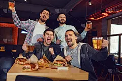 《老友记》的粉丝们在酒吧里看体育节目