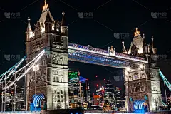 伦敦塔桥的夜景。伦敦最著名的桥梁和必看的地标之一。
