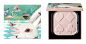 日本 Clé de Peau Beauté 与罗马艺术家 Daria Petrilli 合作，推出今年的假日限定系列 Collection Féeries d’Hiver。以 Alice in Wonderland 为灵感，Daria Petrilli 独特的用色、意境和布景打造出神秘而又梦幻的“爱丽丝梦游仙境”。系列包括有唇膏、高光棒、蜜粉饼、眼影盘及面霜 5 种商品，其中唇膏分为两个色号。纸盒包装以绿色为主调，每款都代表一个故事，印有兔子、火烈鸟及扑克牌等图案，华丽梦幻且带有复古的气息。据悉该系列假日