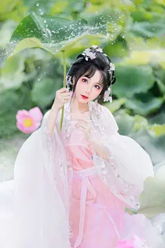 　　“逝者如斯夫，不舍昼夜”，随着季节的变换，转眼间2022年已接近尾声，我们从姹紫嫣红的春，走进郁郁葱葱的夏，走过硕果累累的秋，走进银装素裹的冬，而今在沸沸扬扬的大雪中迎来了一年中最隆重的节气---冬至。

　　冬至是“二十四节气”中第二十二个节气，这一天太阳直射南回归线，是北半球各地白昼最短、黑夜最长的一天，这天过后太阳直射点逐渐北移，北半球的白昼也逐渐变长，当地民间用“过一冬，长一针”的谚语，来形象描述自然界这一昼夜变化规律。
http://www.szwj72.cn/Article/hsyy/20