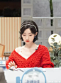 “毛晓彤”是真人版白雪公主，穿红色毛衣青春减龄，美成焦点