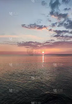 美丽的海上日落与橙色和粉红色的颜色