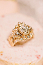 古典美学Claire Pettibone系列珠宝

著名珠宝品牌Claire Pettibone发布了2016珠宝首饰新品，这一季珠宝首饰极富古典女性气质，经典优雅！
无论是闪闪发光的钻石,贵气的猫眼石,蓝宝石,都美极了！它们巧妙地坠在白色,黄色和玫瑰金的戒托上，完美的展现出钻石的闪亮光泽，美到不可方物。
这一季的珠宝价格均在900-20000美元之间。价格 ￥5830-129564
@北坤人素材