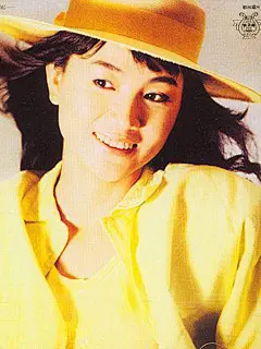 #手机壁纸# http://www.tu6.cn/shouji/240x320/2619.html 台湾歌手凤飞飞240x320手机壁纸 其演唱的《追梦人》被歌迷视为经典。“帽子歌后”凤飞飞于2012年1月3日因肺癌在香港猝逝，享年60岁。