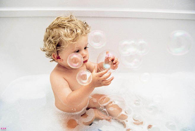图片：育宝网——打造和谐宝宝— 宝宝洗澡...