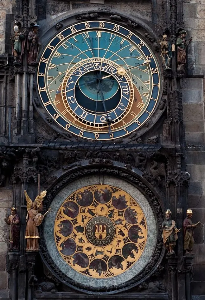 Prague Astronomical Clock 布拉格天文钟由三个最主要的部分构成：“天文表盘”、“耶酥和十二门徒”、“日历钟盘”。所谓 ...
