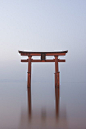 【日本建筑丨鸟居】 一种类似于中国牌坊的日式建筑，常设于通向神社的大道上或神社周围的木栅栏处。主要用以区分神域与人类所居住的世俗界，算是一种结界，代表神域的入口，可以将它视为一种“门”。