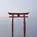 【日本建筑丨鸟居】 一种类似于中国牌坊的日式建筑，常设于通向神社的大道上或神社周围的木栅栏处。主要用以区分神域与人类所居住的世俗界，算是一种结界，代表神域的入口，可以将它视为一种“门”。