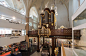 BK. Architecten设计事务所在荷兰一座建于15世纪的教堂中完成了“Waanders In de Broeren”项目，在教堂中开辟出一片700平方米的书店。