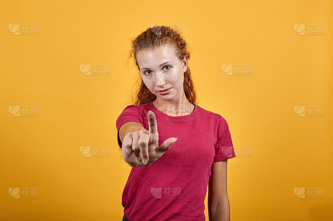 美丽的欧洲女人用食指指着摄影师。