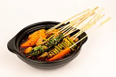 白底钵钵鸡菜品餐饮美食摄影图