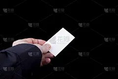 手里拿着一张空白的名片。