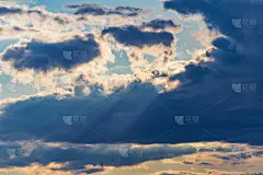 太阳的光芒使云变得绚丽多彩