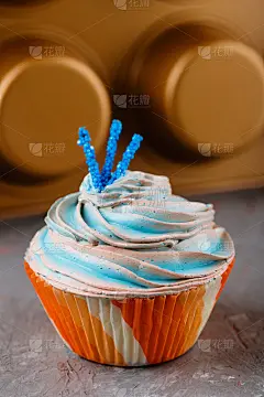 蓝色纸杯蛋糕装在橙色杯子里