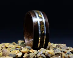 925 银，3500 年树龄的沼泽橡木和缎面胡桃木芯，镶嵌碎虎眼石。 女人的戒指。 男士戒指。 手工制作的木戒指