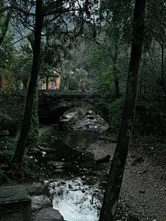 暗河蜿蜿。我心潺潺。 ​