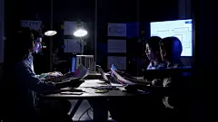 业务团队晚上在办公室开会。工作晚概念。