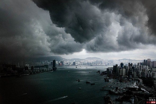 4月30日，香港，暴雨来袭前，维多利亚港...