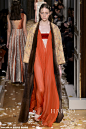 【最新图片】拜占庭与西方古典的柔美交织！Valentino 2016春夏高级定制秀，海报网带你亲临2016春夏高定时装周_海报时尚网图片库