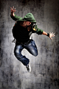 跳跃的街舞青年图片