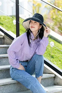 服饰系列实景模特穿着紫色衬衫和蓝色牛仔裤的室外摆拍